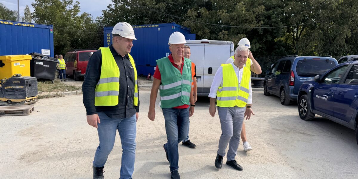 Budowa hali wysokiego składowania M1 na finiszu