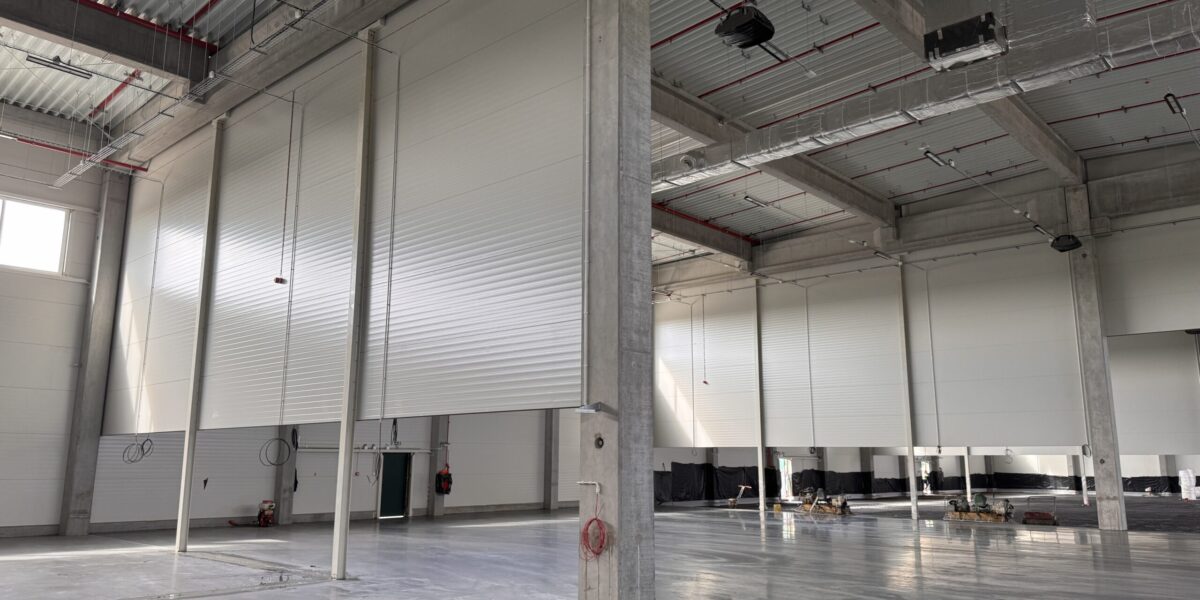 Budowa hali wysokiego składowania M1 na finiszu