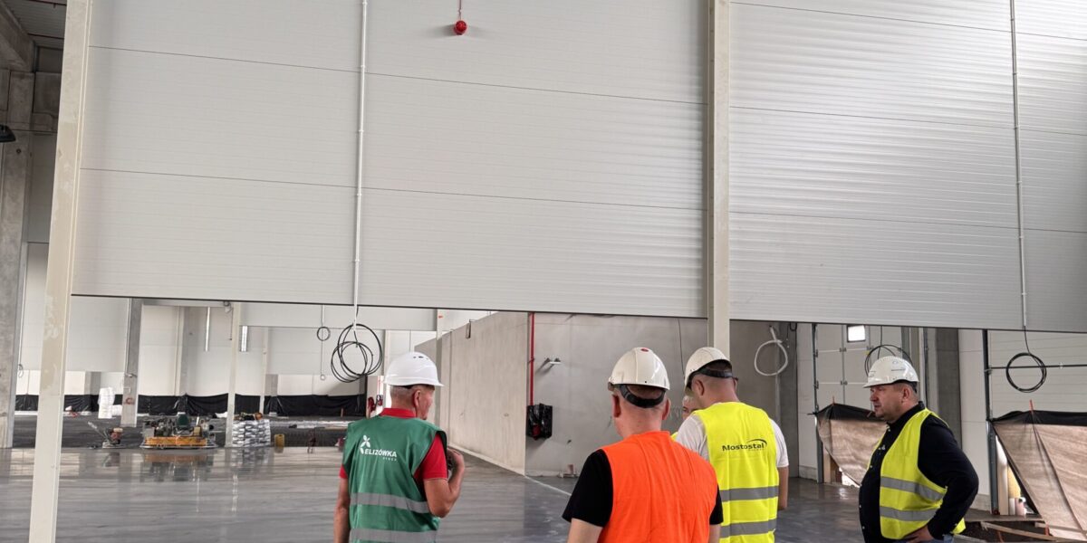 Budowa hali wysokiego składowania M1 na finiszu