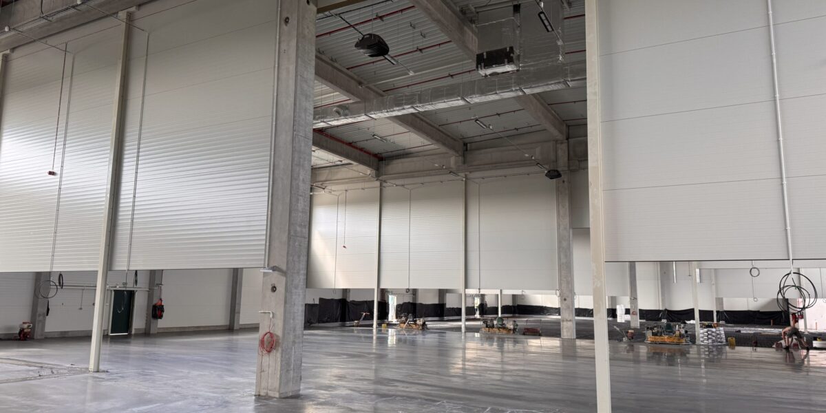 Budowa hali wysokiego składowania M1 na finiszu