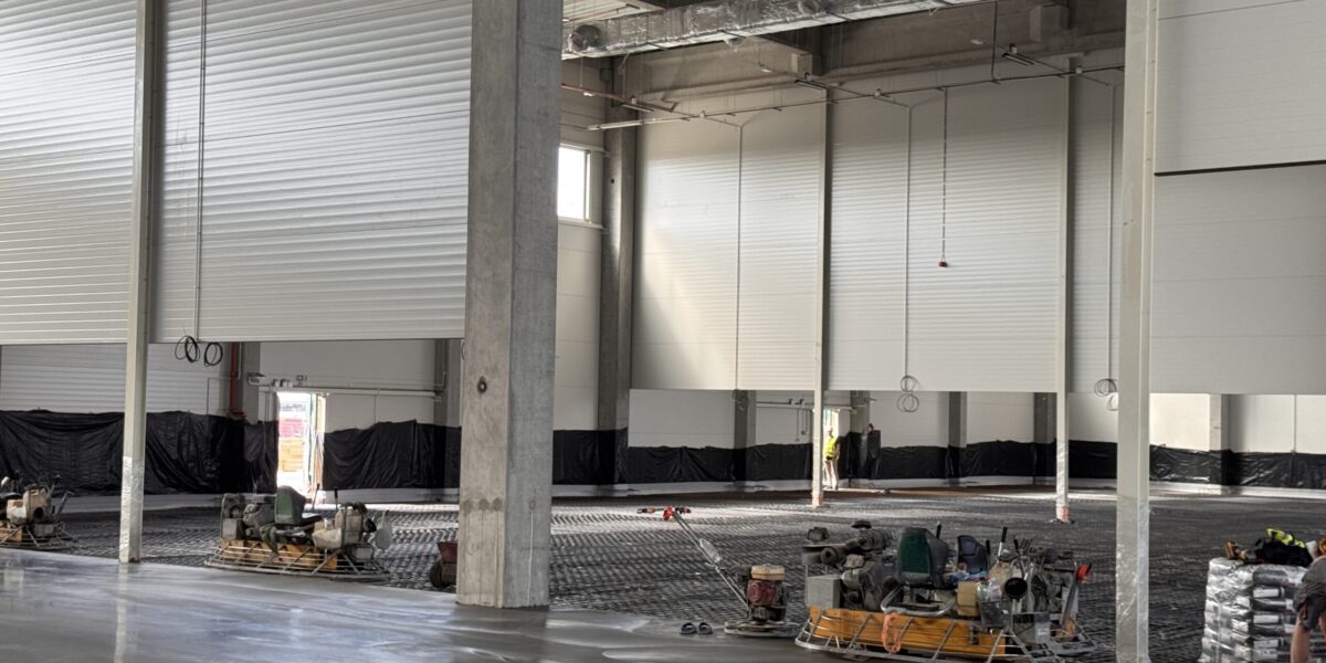 Budowa hali wysokiego składowania M1 na finiszu