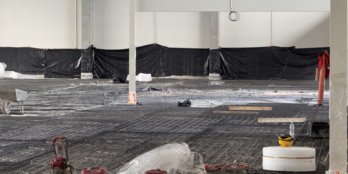 Budowa hali wysokiego składowania M1 na finiszu