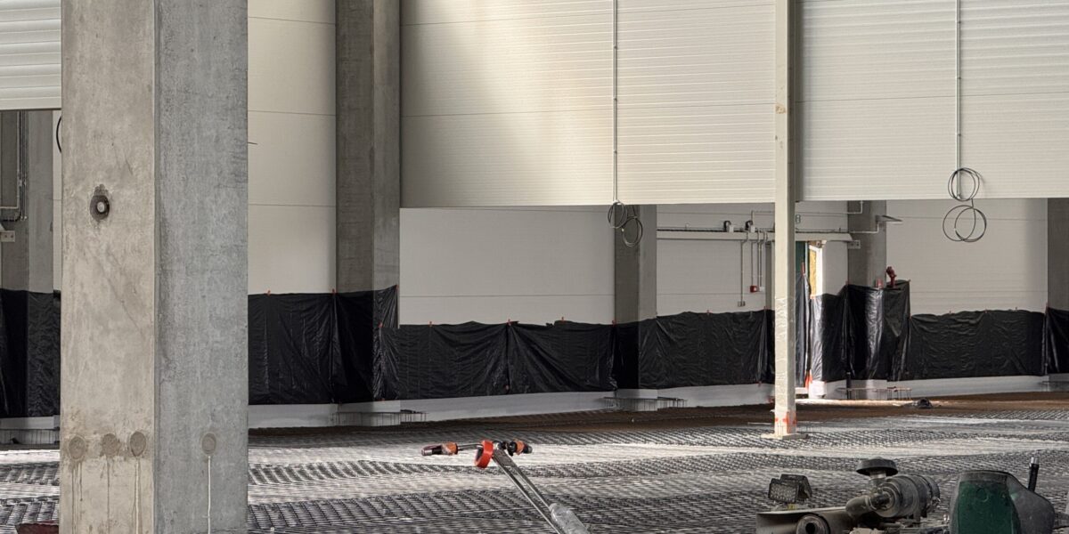 Budowa hali wysokiego składowania M1 na finiszu