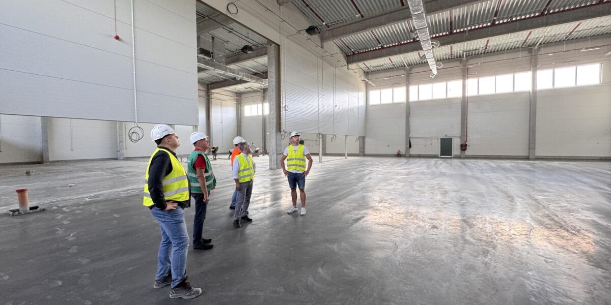 Budowa hali wysokiego składowania M1 na finiszu