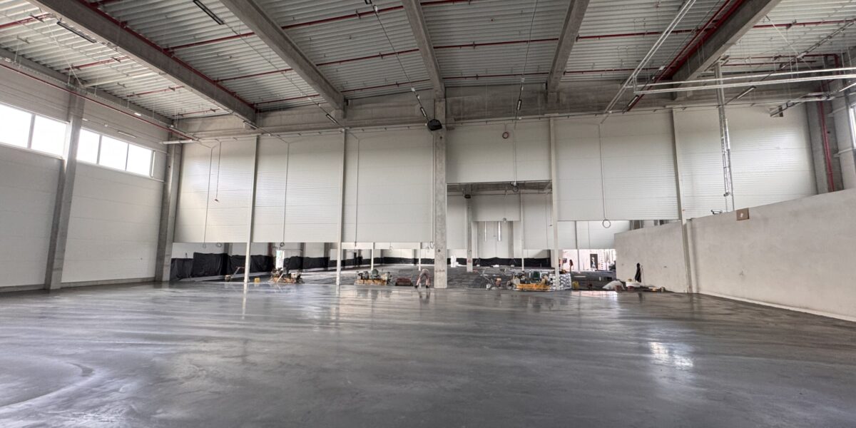 Budowa hali wysokiego składowania M1 na finiszu