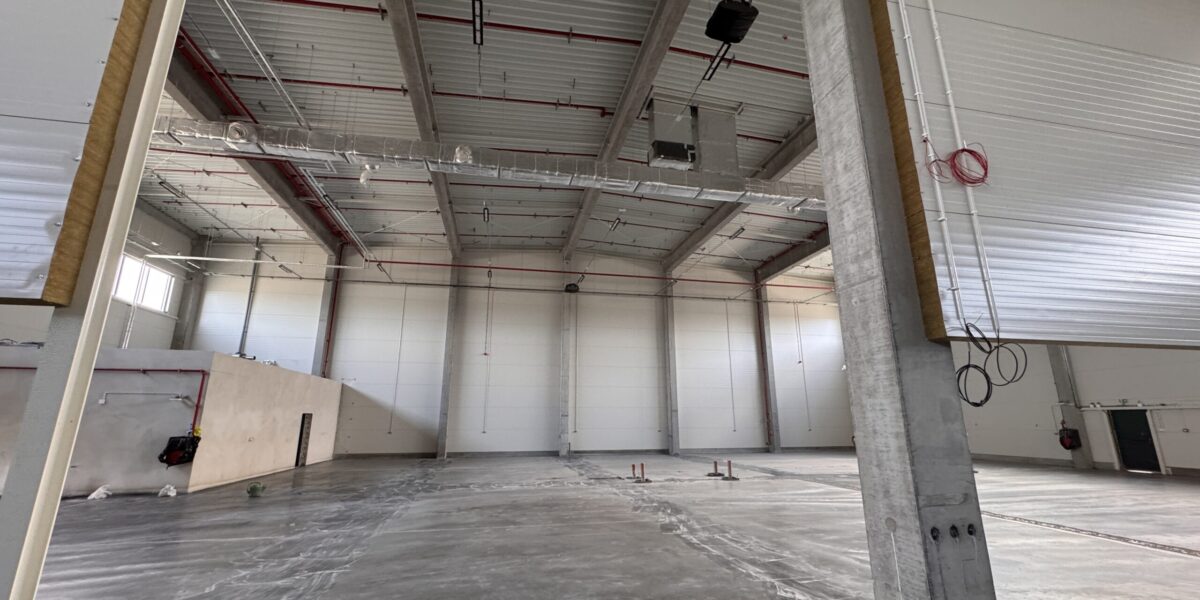 Budowa hali wysokiego składowania M1 na finiszu