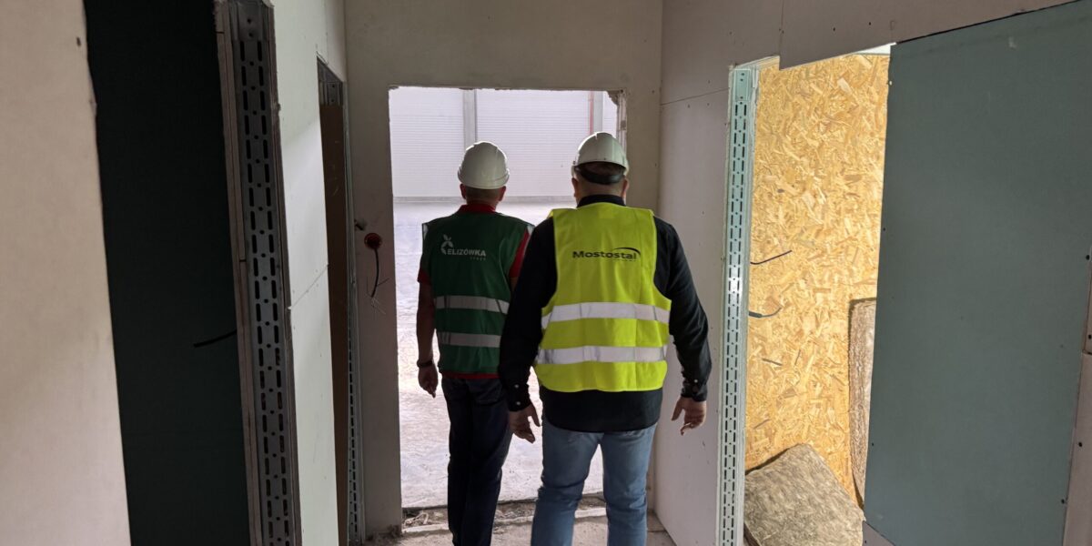 Budowa hali wysokiego składowania M1 na finiszu