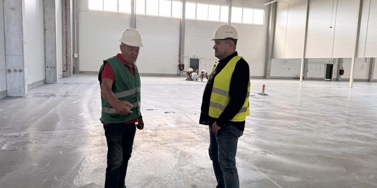 Budowa hali wysokiego składowania M1 na finiszu