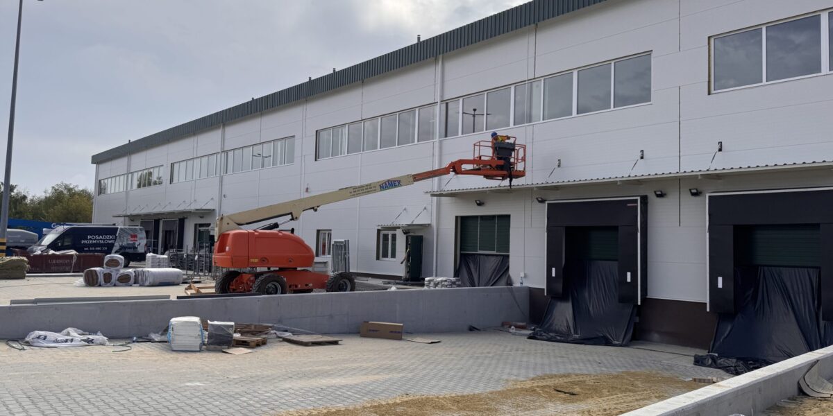 Budowa hali wysokiego składowania M1 na finiszu