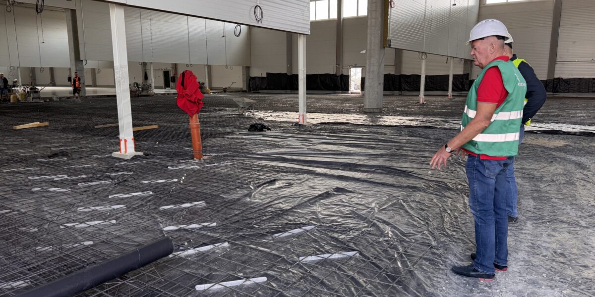 Budowa hali wysokiego składowania M1 na finiszu