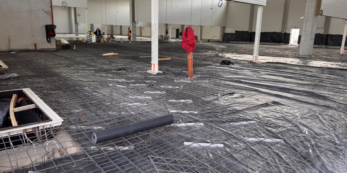 Budowa hali wysokiego składowania M1 na finiszu