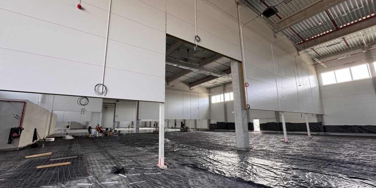 Budowa hali wysokiego składowania M1 na finiszu