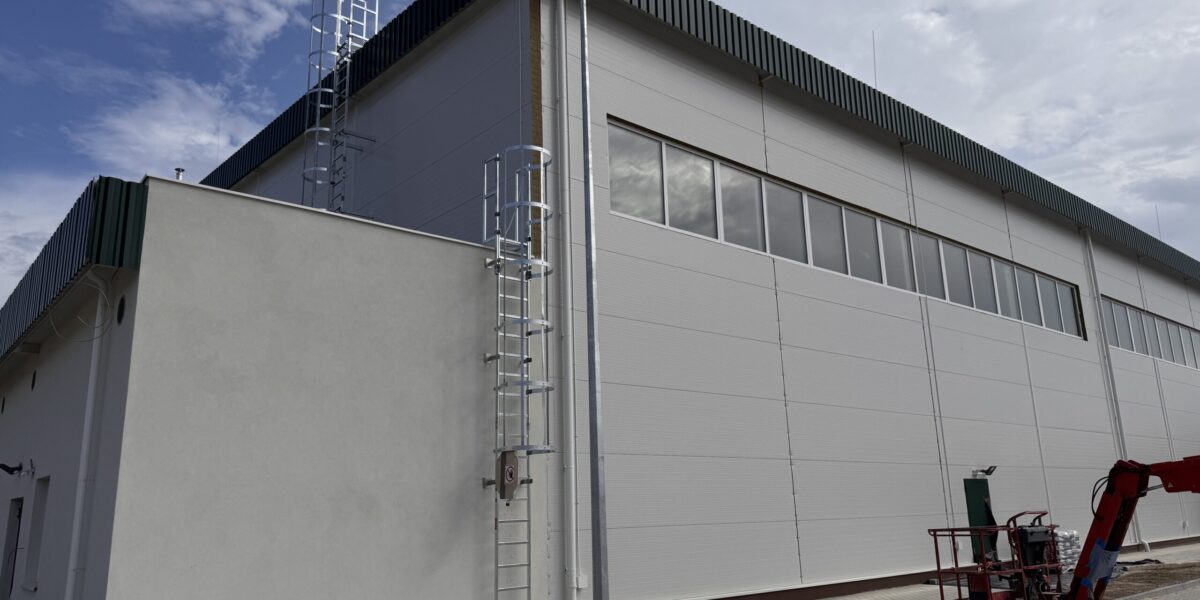 Budowa hali wysokiego składowania M1 na finiszu