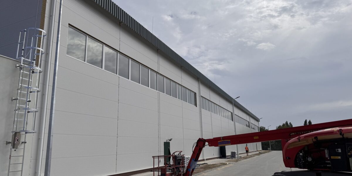 Budowa hali wysokiego składowania M1 na finiszu