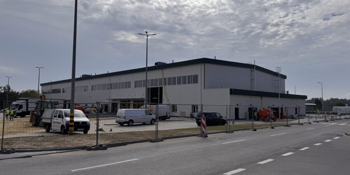 Budowa hali wysokiego składowania M1 na finiszu